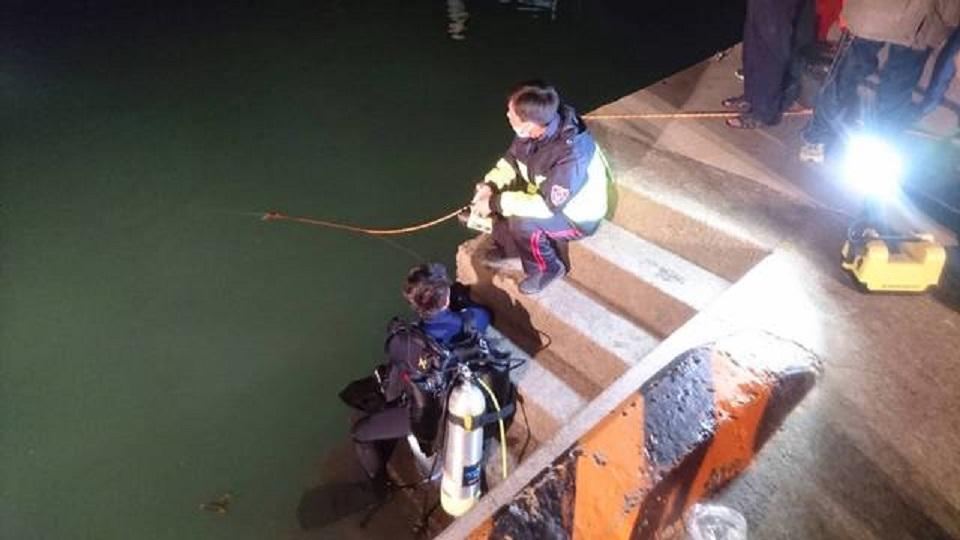李姓員警被救出時，已無生命跡象。（警方提供） 