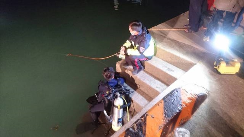 李姓員警被救出時，已無生命跡象。（警方提供） 