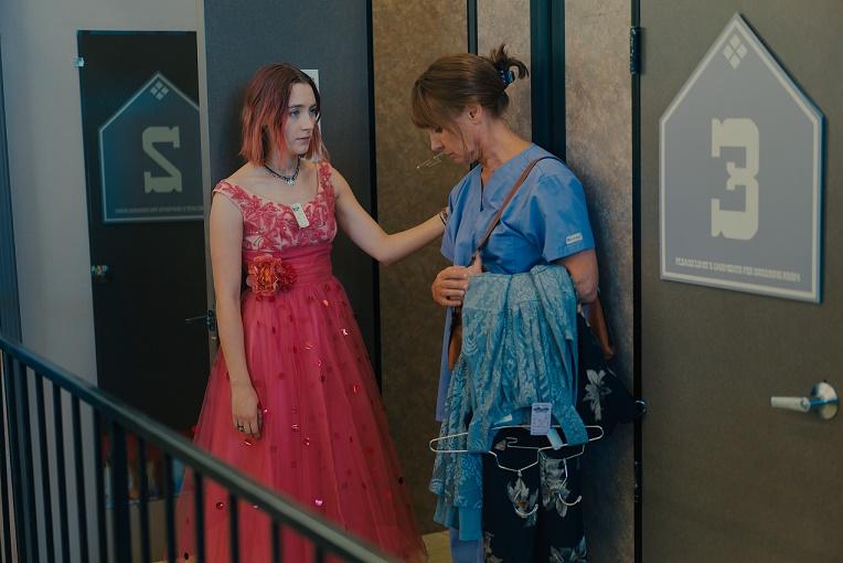 「淑女鳥」試穿畢業舞會的衣服,媽媽不知該如何讚美她,因為女兒平常說話有太多刺蝟的保護色。(UIP提供)