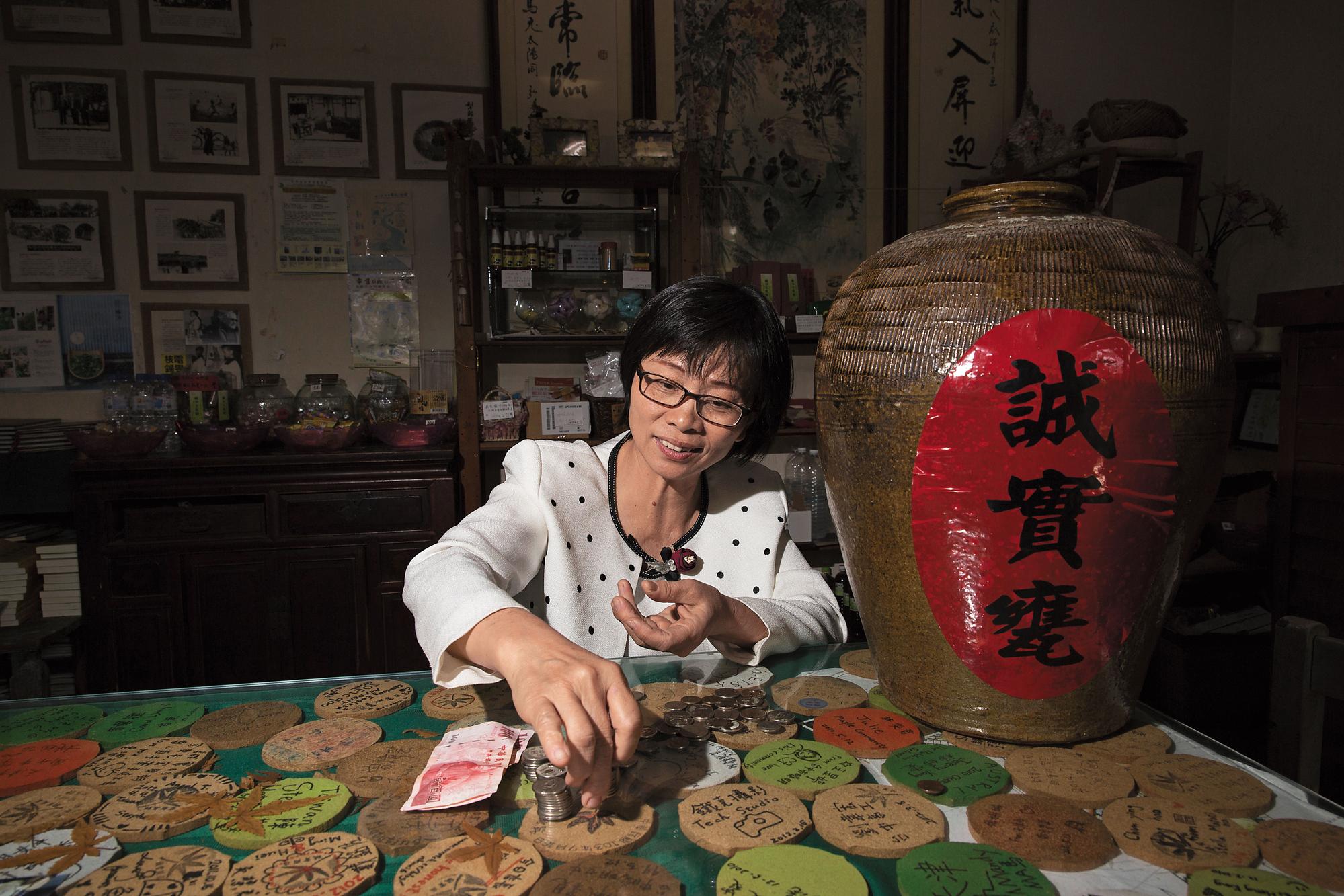 誠實商店裡有個誠實甕,買了東西就自己投錢,江鳳英每天會來檢視收入狀況。