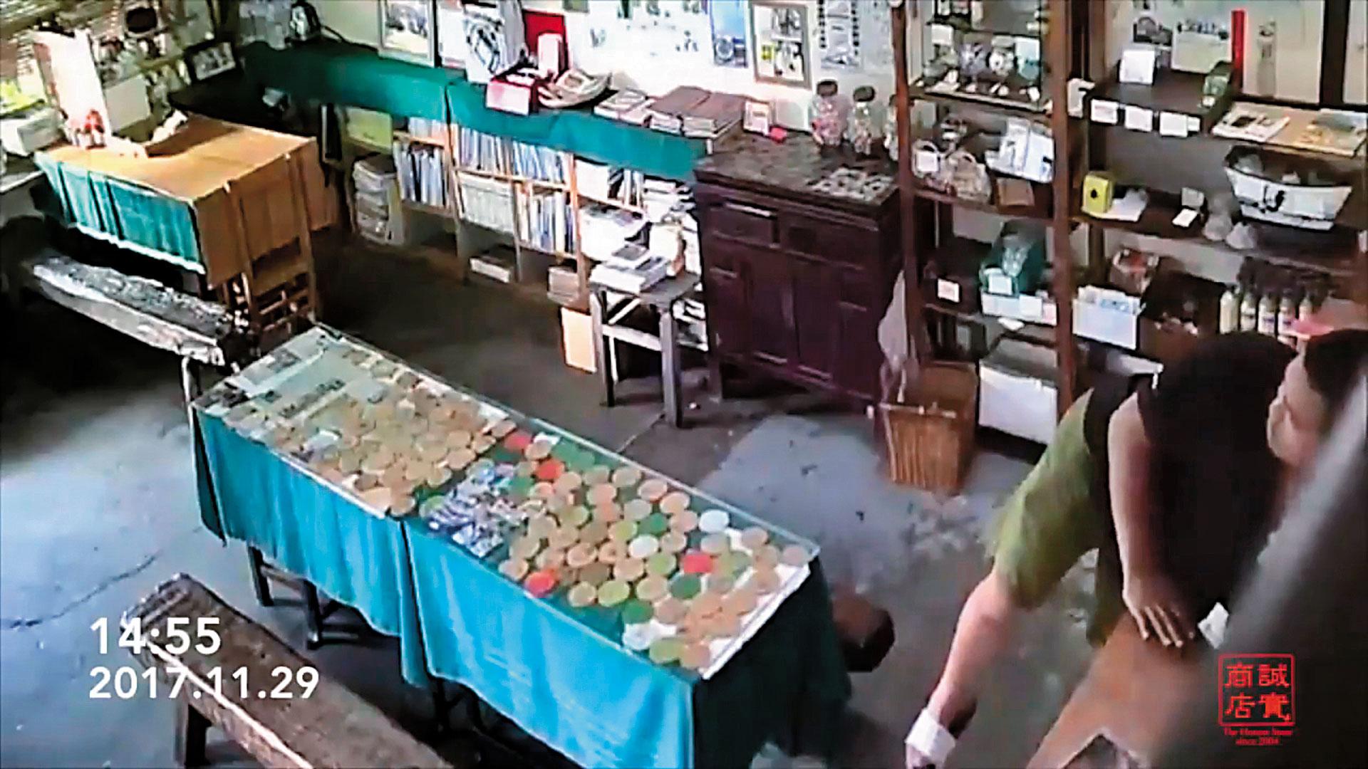 去年底,誠實商店遭竊,江鳳英氣得在臉書公布小偷影片,但隨後又拆掉監視器。(翻攝網路)
