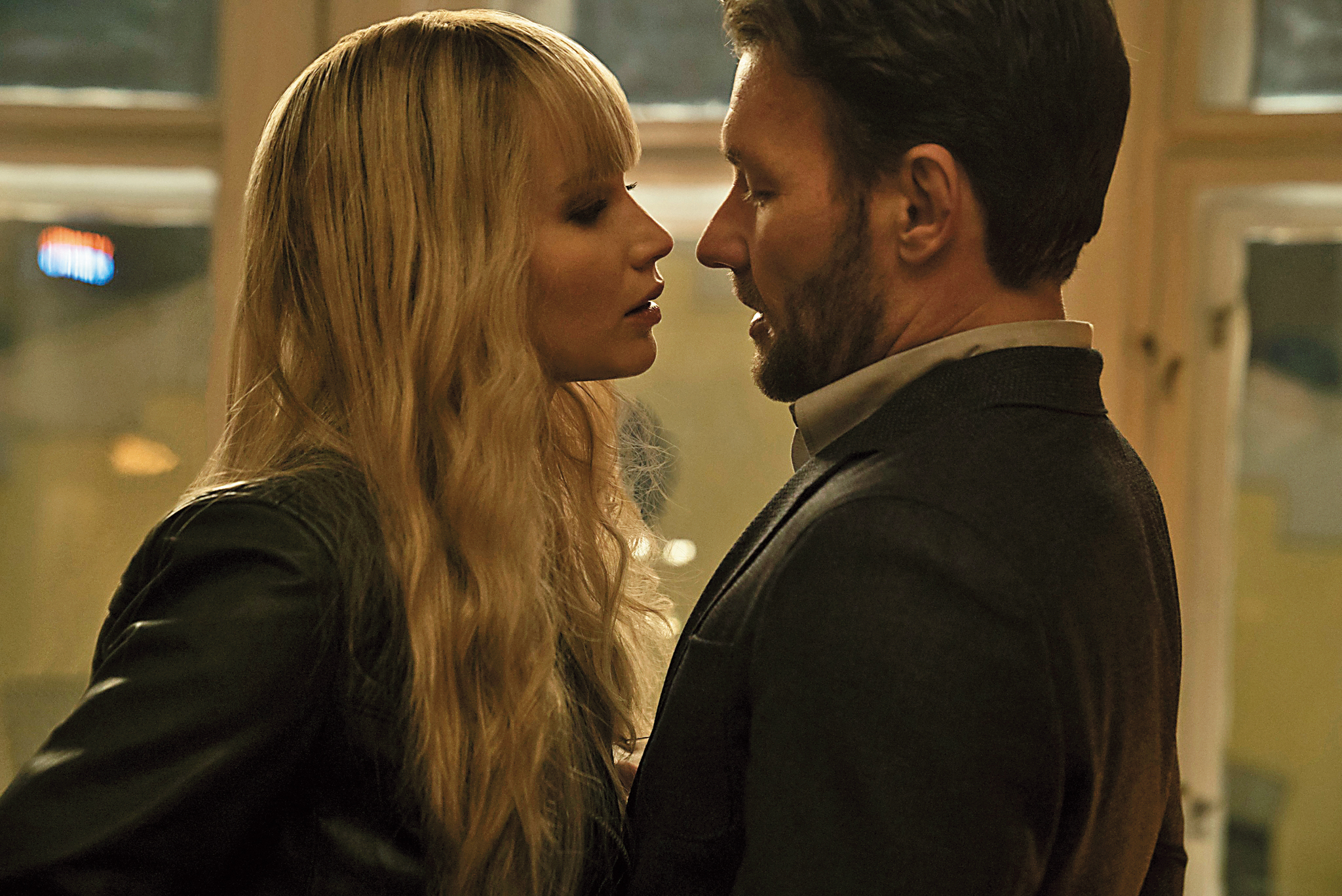 小珍飾演的俄國特務色誘喬爾埃哲頓扮演的美國間諜，2個並非完全冷血無情的特工愛上彼此，但這愛情在諜報片只是一廂情願。（福斯提供）