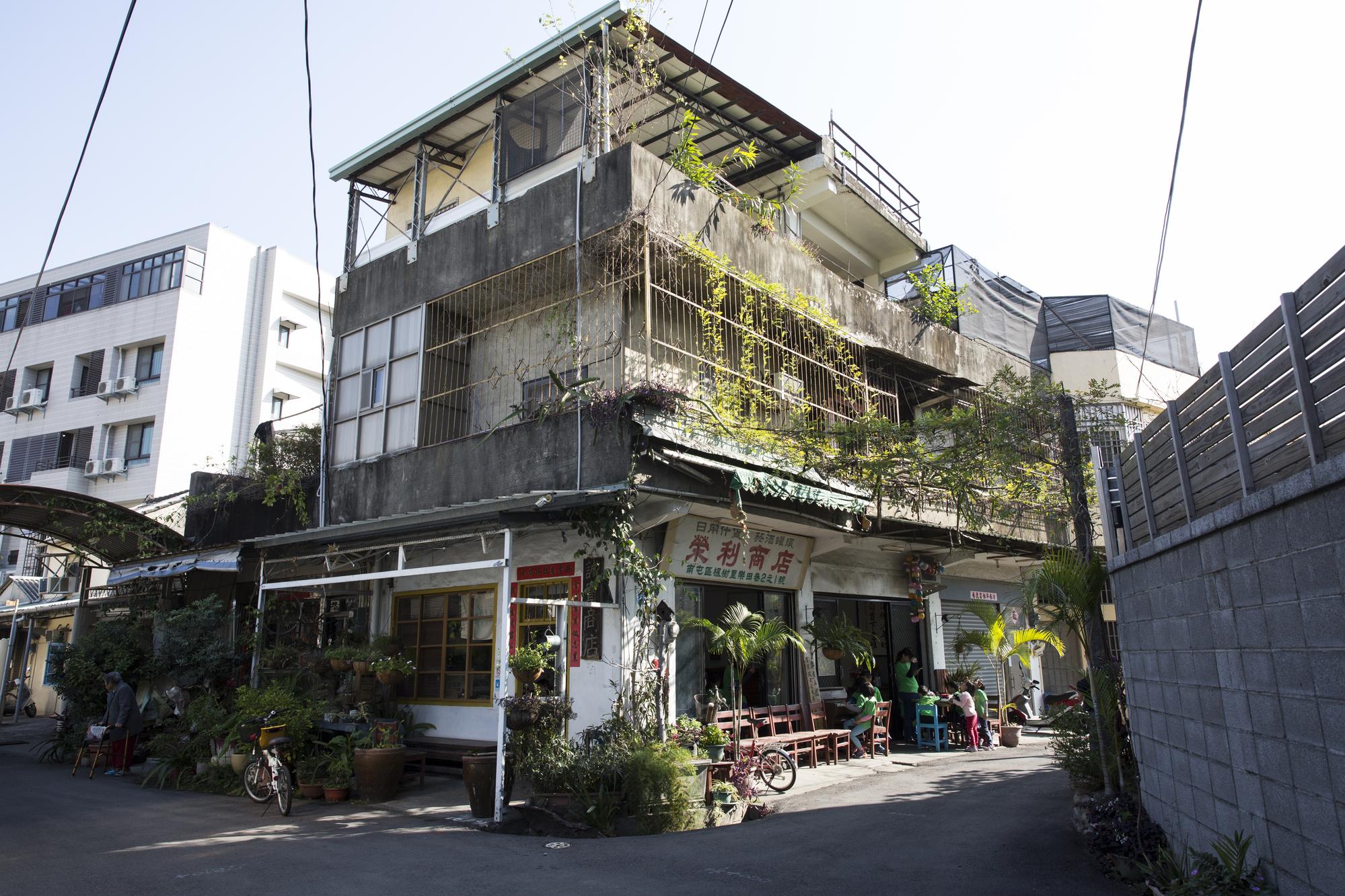 誠實商店像是楓樹里的地標，座落在樂田巷與互榮巷口，與社區共生共榮。