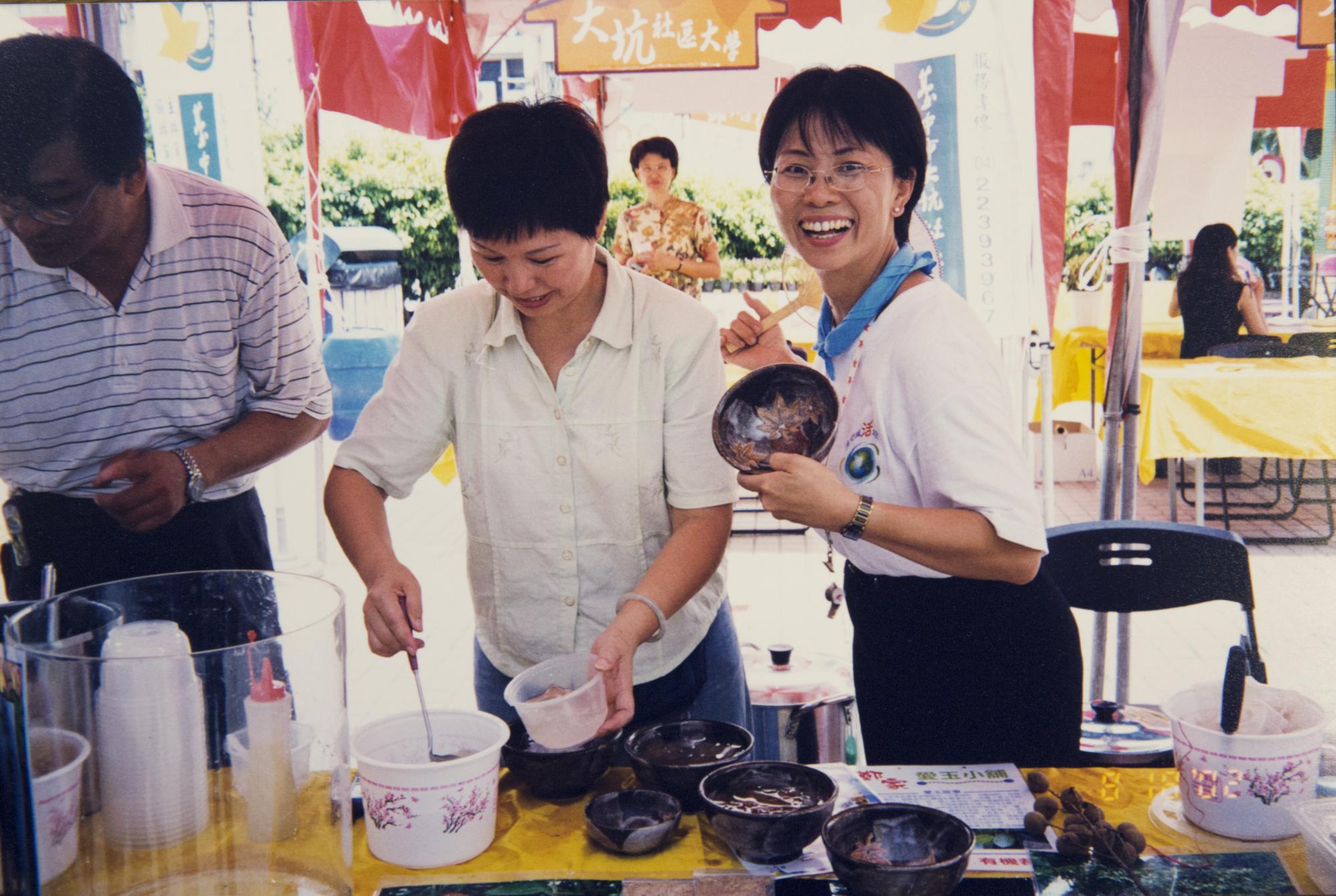 江鳳英（右）26就嫁到楓樹社區，從年輕時開始投入社區再造工作，如今已接近30年。（林瑩茹提供）
