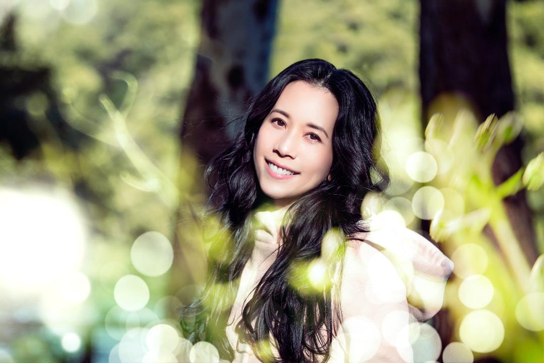 積極籌備新專輯的莫文蔚，先推出單曲〈慢慢喜歡你〉，氛圍浪漫至極。（索尼音樂提供）