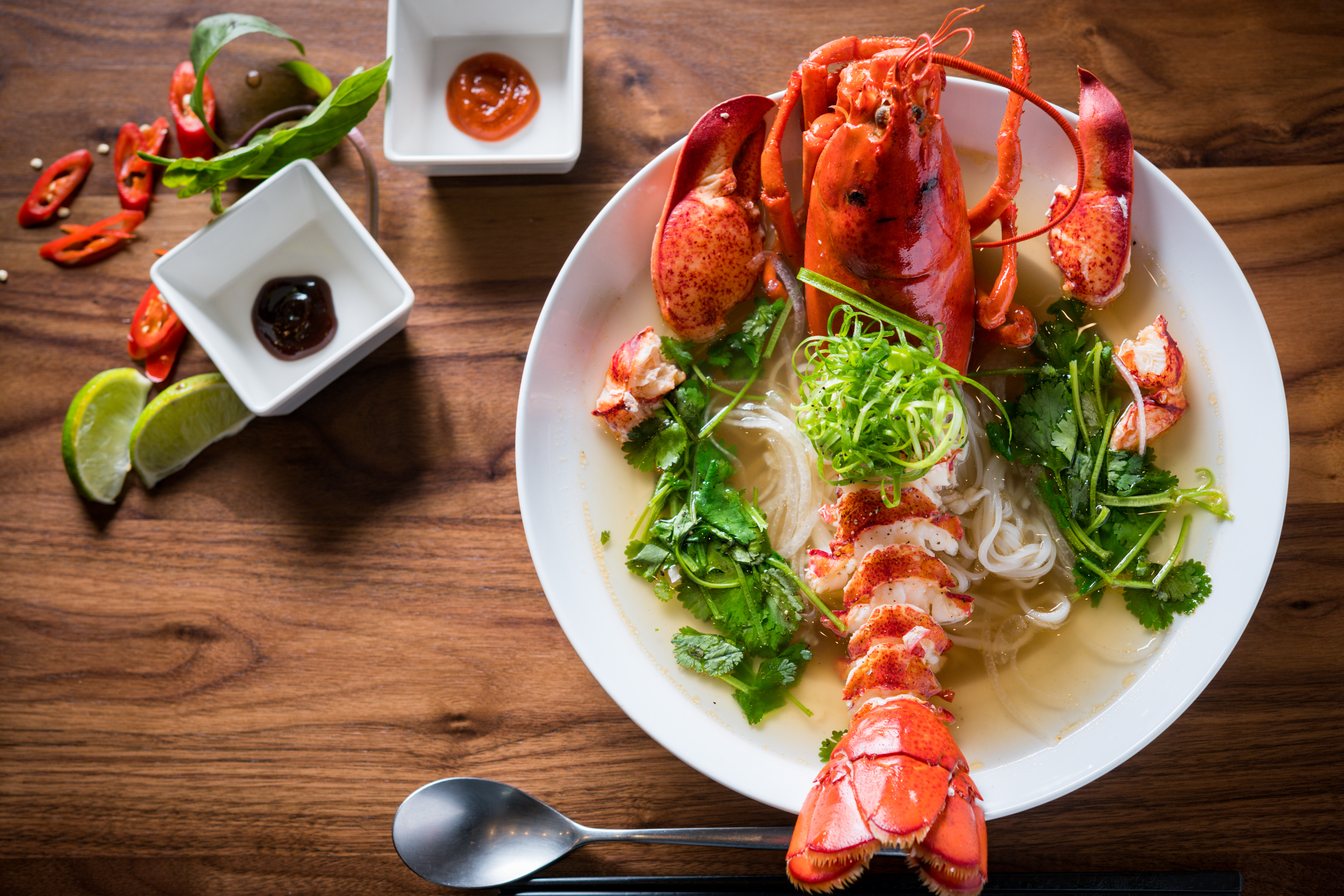 霸氣十足的「龍蝦河粉」從美國拉斯維加斯一路紅到台灣。（時價，約1,380元／碗，點半隻海陸河粉約880元／碗）