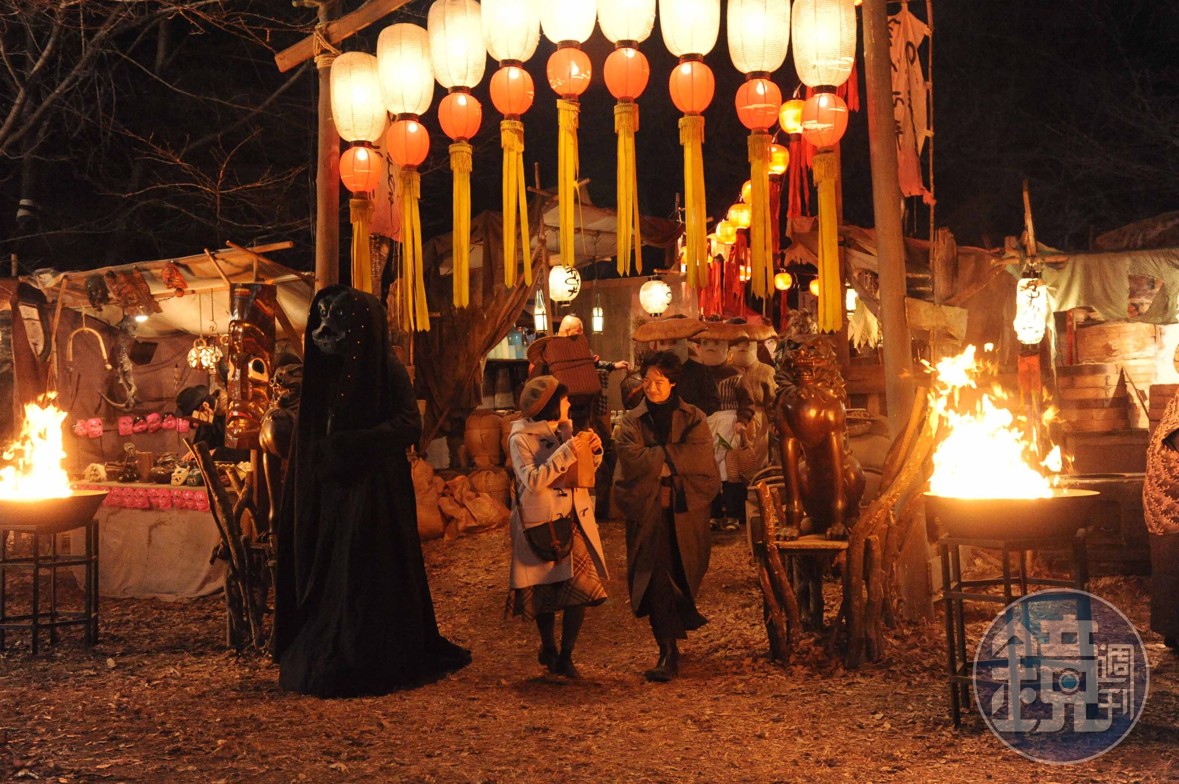 片中的魔幻市集靈感來自台灣及釜山的夜市，打造出宛如《神隱少女》的夢幻感。（中影國際提供）