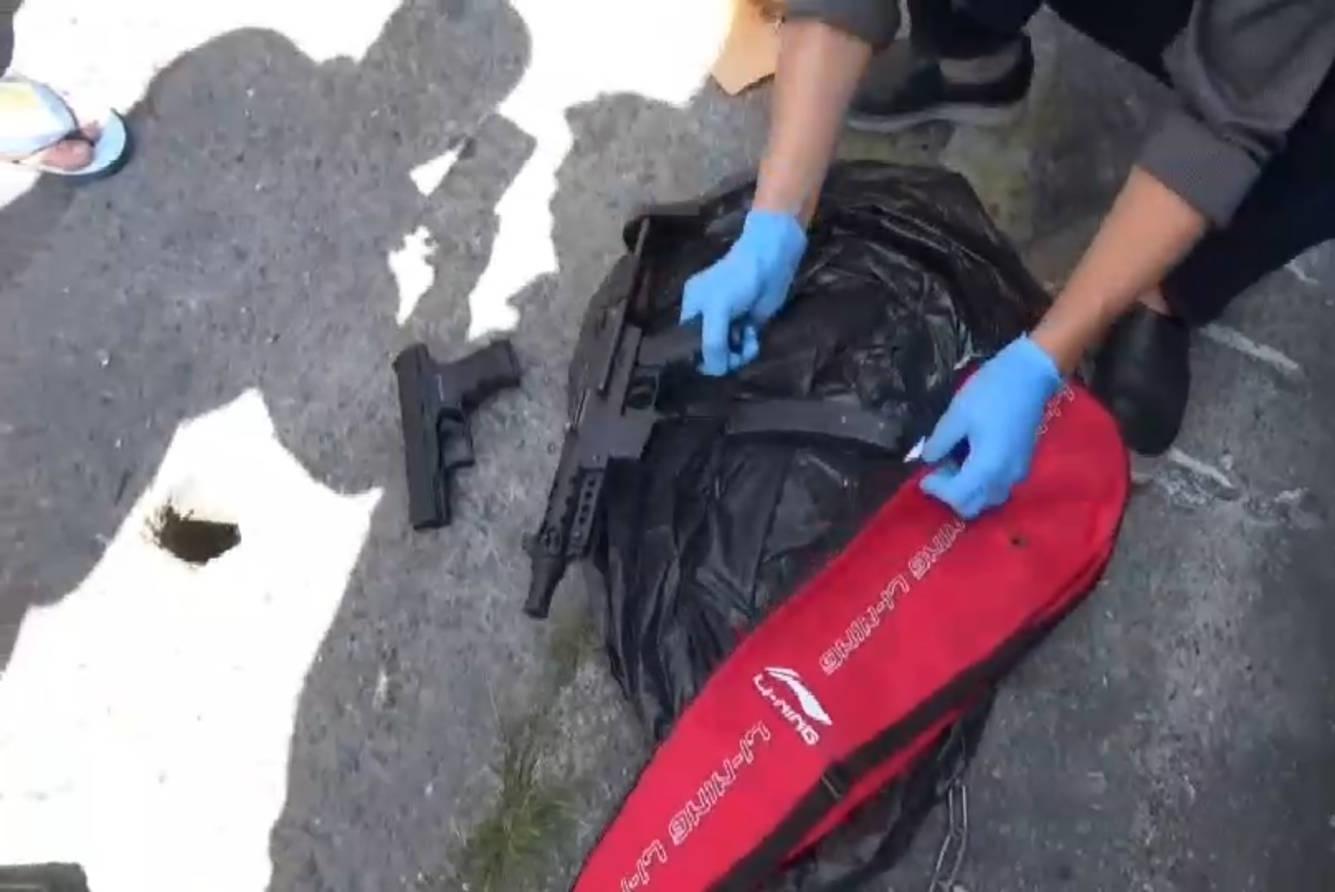 顏男受傷後自知警方追查,趕緊將槍丟棄在醫院附近,還是遭警方查獲。(警方提供)