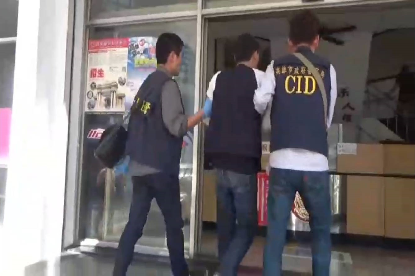 警方帶回涉案男子清查槍枝來源。（警方提供）