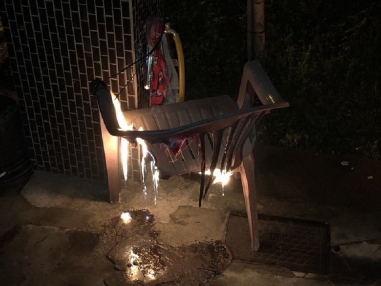 黃姓女屋主住家前塑膠椅被燒毀，警告意味濃厚。（警方提供）