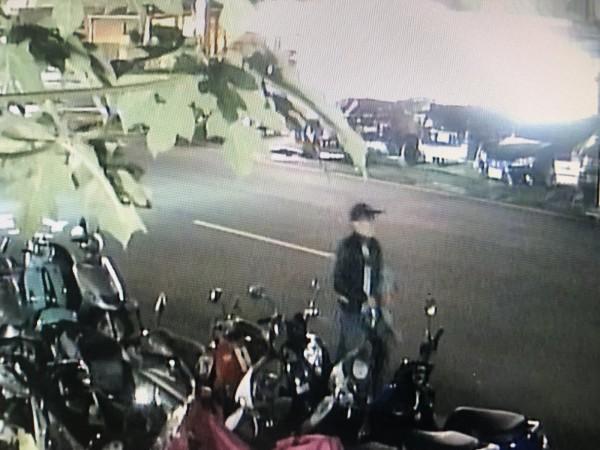 黃男犯案後,返回新竹市並變裝 。(警方提供)