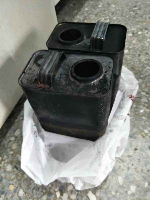 苗栗警方在火場發現遺留現場的松香油空桶 。（警方提供） 