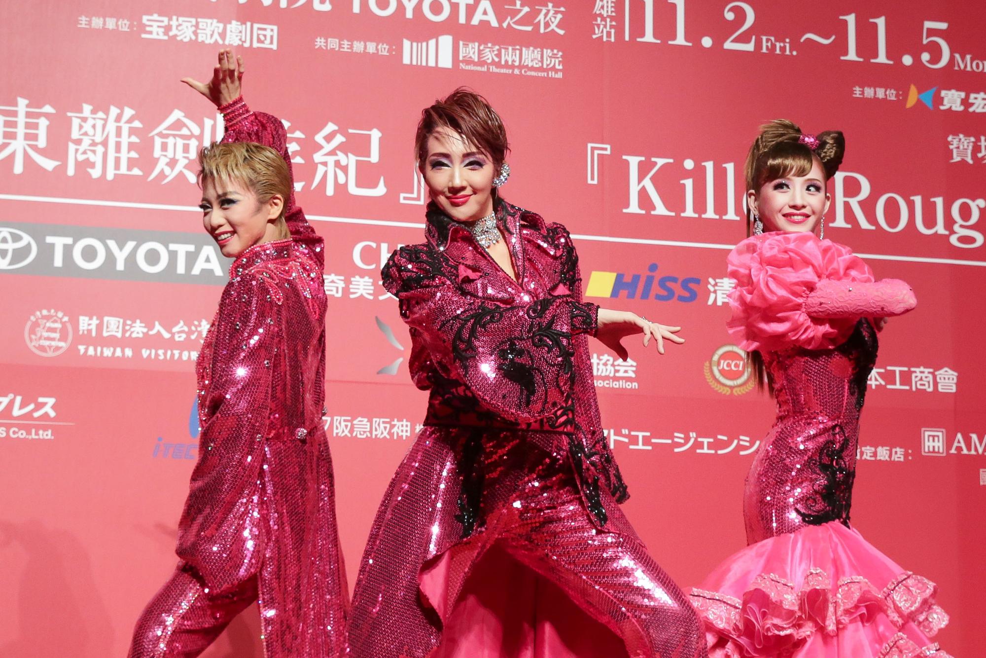 寶塚歌劇團星組演員紅悠智露、綺咲愛里（右）與禮真琴（左）將率全體星組演員舉辦第三次台灣公演。