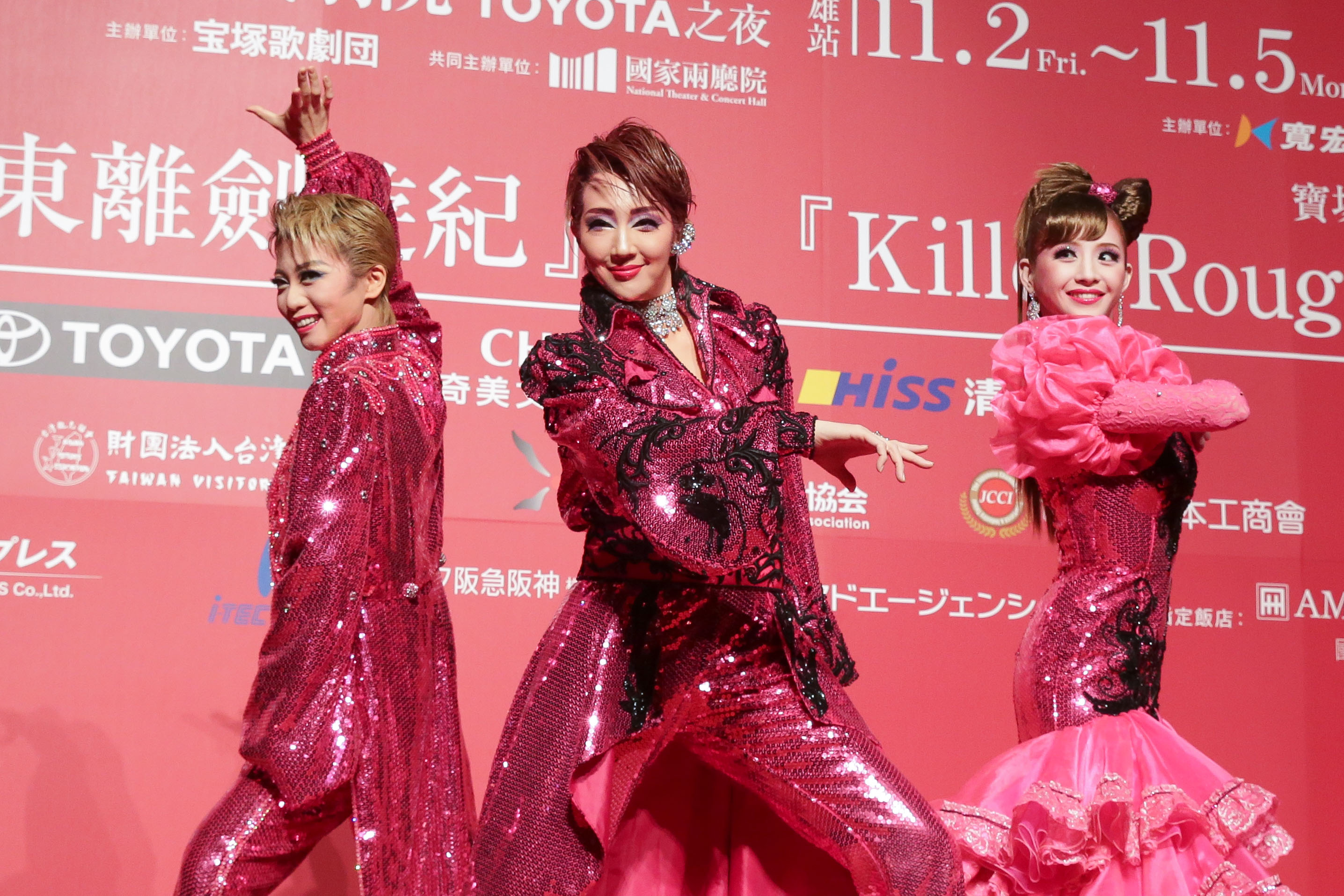 寶塚歌劇團星組演員紅悠智露、綺咲愛里（右）與禮真琴（左）將率全體星組演員舉辦第三次台灣公演。