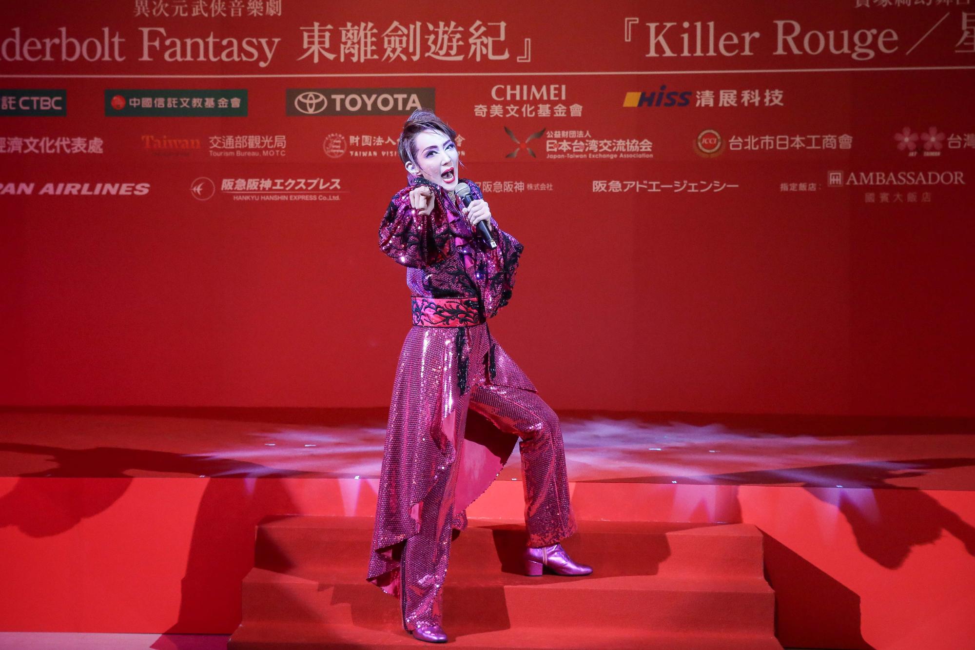 寶塚歌劇團星組首席紅悠智露表示能再來台灣公演覺得好幸福。