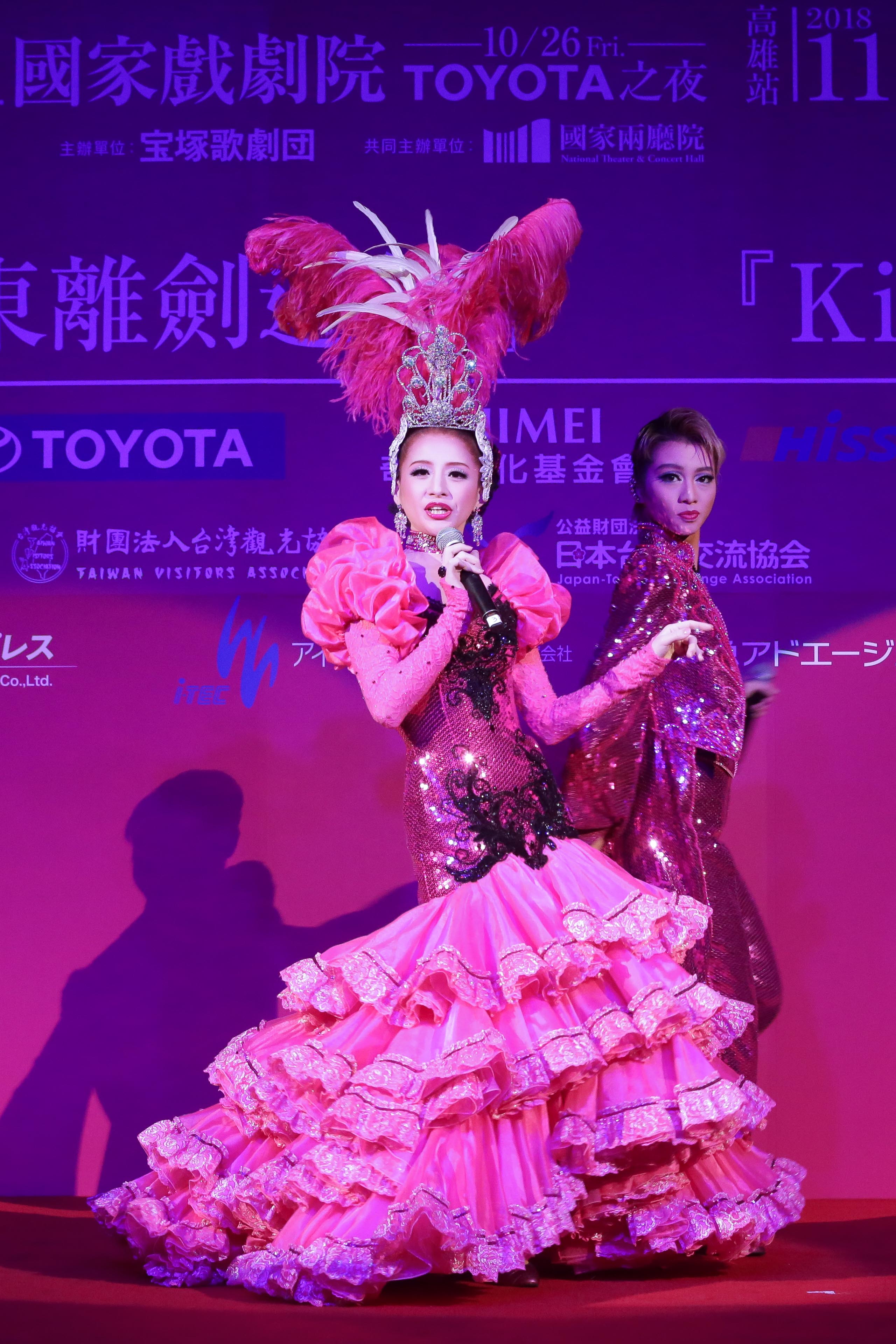 寶塚歌劇團娘役綺咲愛里（左）這次是首次訪台，她說才來三天就已經愛上台灣，禮真琴是第二次來台灣公演，迫不及待在10月與大家見面。