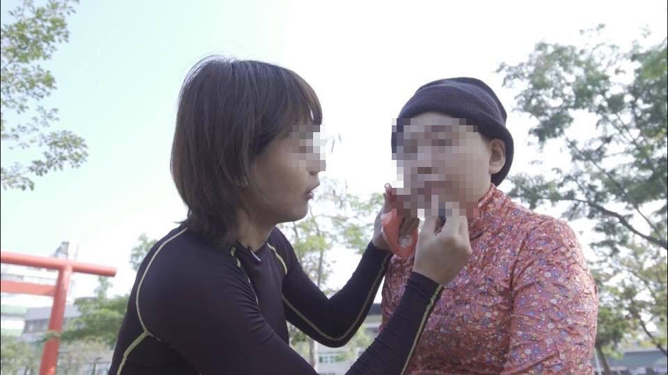 知名特技演員陳女其胞姊長期住在龍發堂，因爆發群聚感染而接回，沒想到卻讓她死於非命，家屬認為案情不單純，希望檢方能釐清案情。