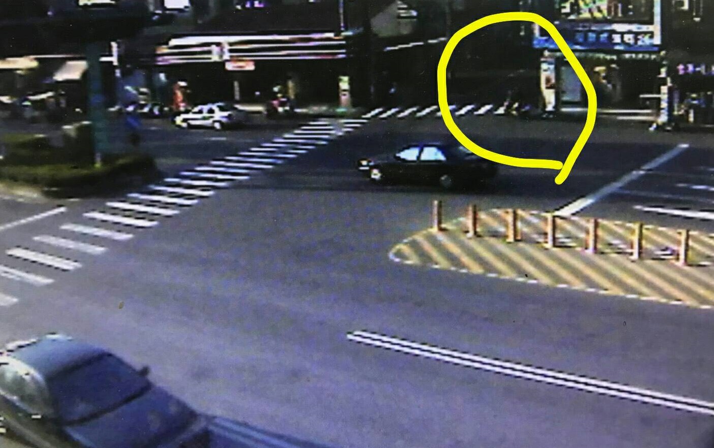 嫌犯開槍後騎機車逃逸，警方調閱監視器，以車追人全力追緝中。（警方提供）