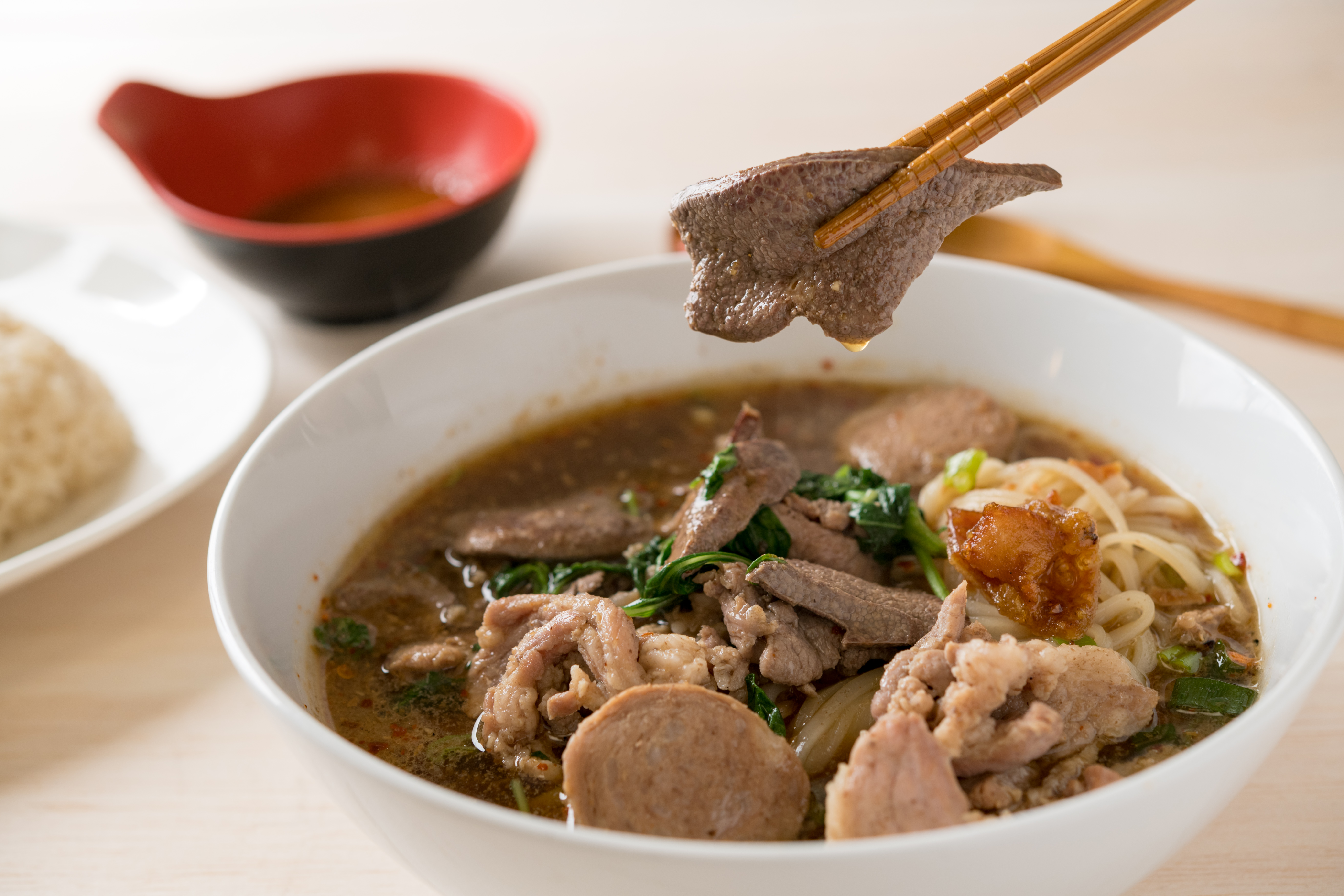 老麵攤的「泰國船麵」，作法傳承自老闆娘泰國賣麵親戚50年來的食譜，湯頭濃郁，料多味美。