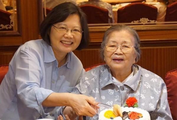 總統蔡英文母親張金鳳女士(右)今日下午在家中安祥辭世。(翻攝蔡總統臉書)