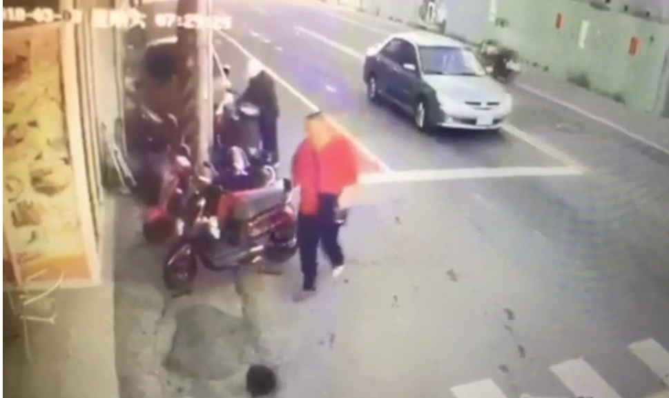 蕭男開槍後走出店外，又持槍再進到店內，之後才騎車逃離現場。（警方提供）