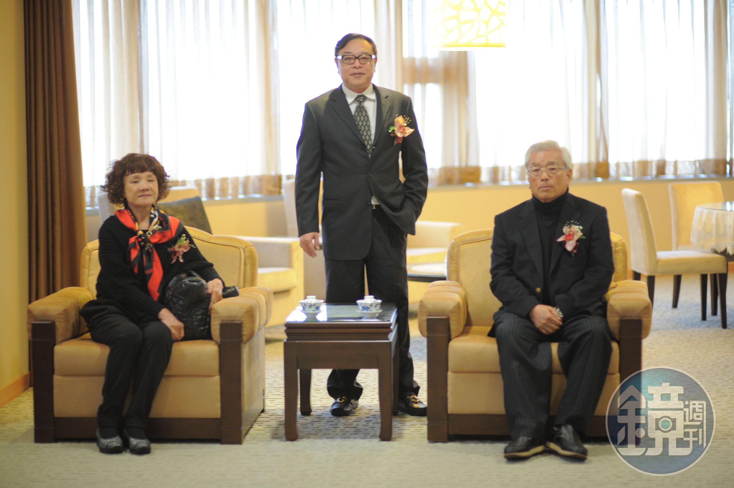 鍾杰霖（中）感念父母，說父母是一路支持他的人，因為他之所以會成立機車品牌，源自早年做機車塑膠殼的父親鍾文政（右）事業「冠美塑膠」。（宏佳騰提供）