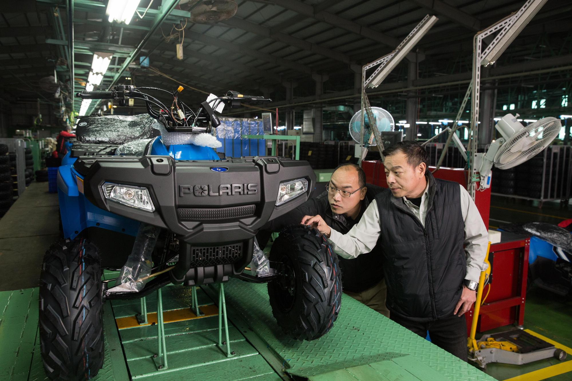 鍾杰霖(右)父親早年以做機車塑膠配件起家,3個兒子都在工廠長大,經驗豐富,目前鍾杰霖的二弟鍾登凱(左)在宏佳騰擔任副總,負責處理工廠端業務。