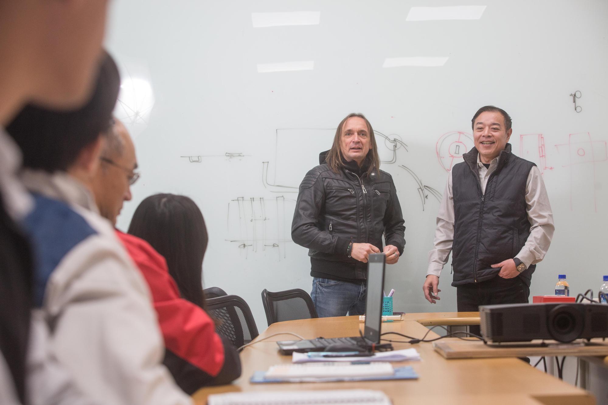 仍以外銷為主的宏佳騰,工廠內的會議室裡常見得到外國設計師,若得空,鍾杰霖(右)也會親自參與討論。