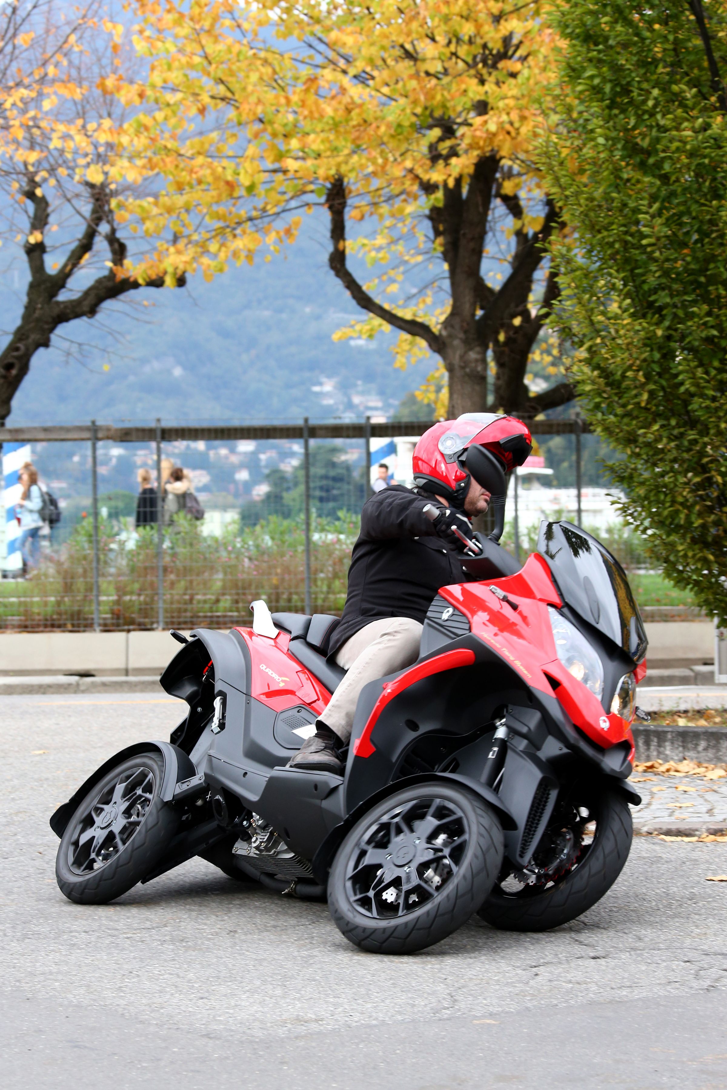 2011年宏佳騰與義大利車廠QUADRO Tecnologie合作研發三輪機車，近年又與QT攜手推出四輪機車，成為全球唯一的四輪機車製造商。
