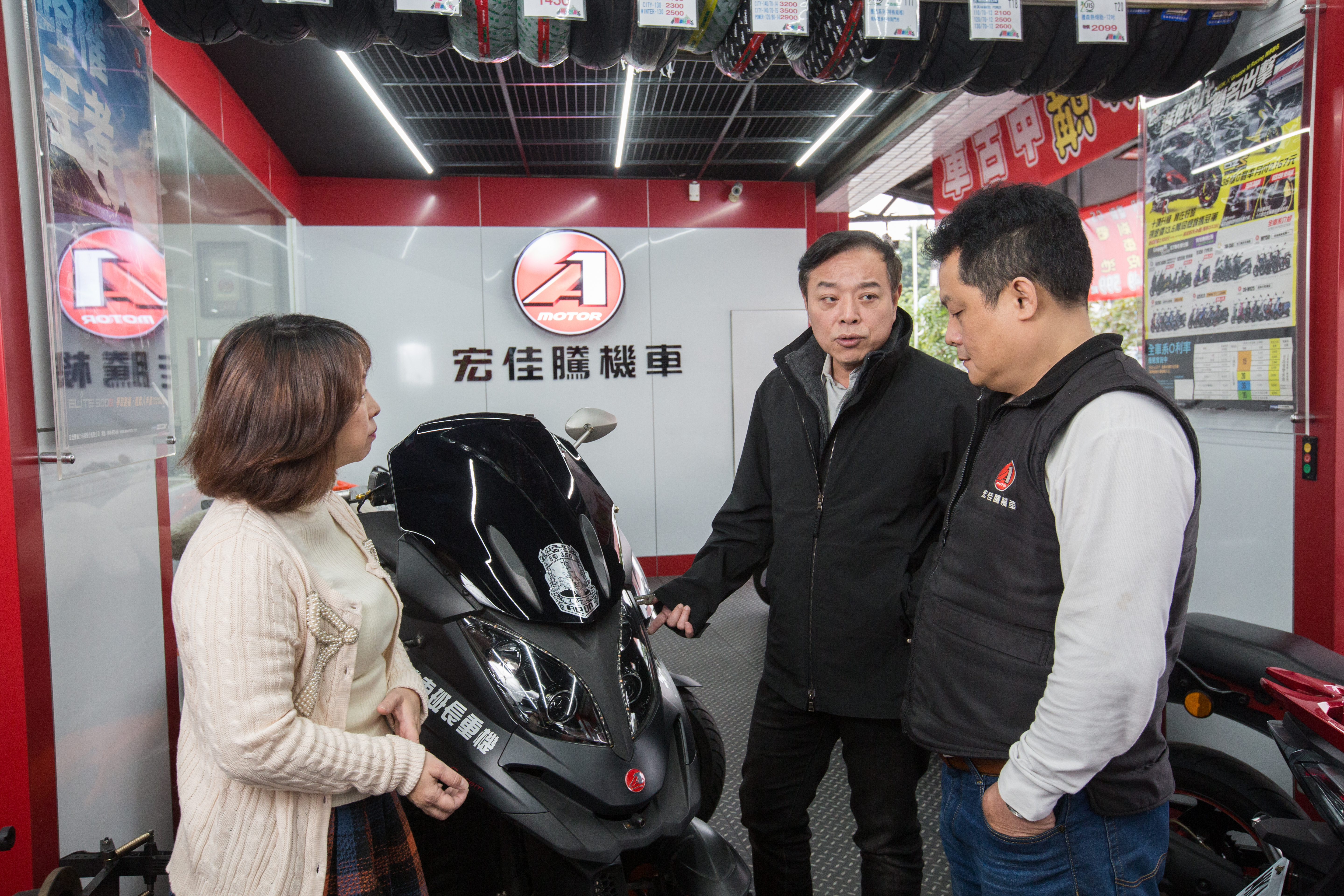 宏佳騰經銷商、機車班長創辦人張志宏（右1）說，鍾杰霖（右2）重視和經銷商的關係緊密，反應問題都能迅速得到解決。