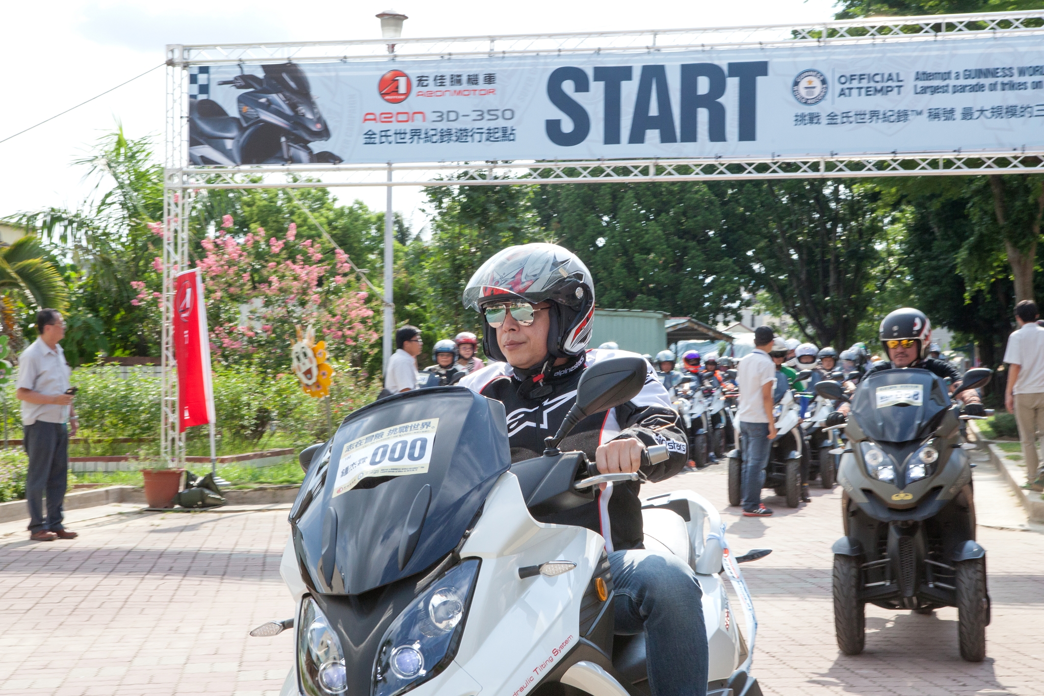 2016年宏佳騰成功打破「全球最大規模三輪摩托車遊行」金氏世界紀錄，邀請141輛3D-350參與盛會，董事長鍾杰霖以一身帥氣裝扮出場。（宏佳騰提供）