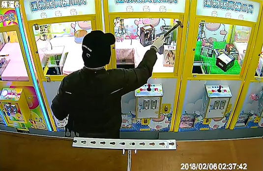 王嫌持鐵鎚瞄準玻璃邊角的畫面遭機台場主網路遠端拍下。