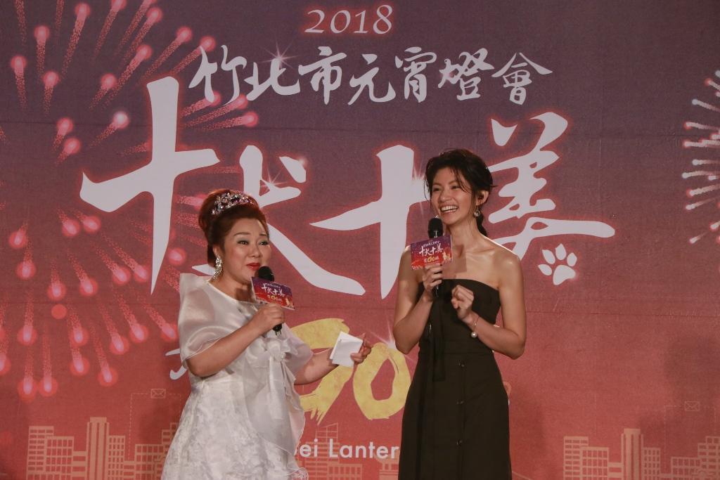 李千娜(右)在台上接受訪問透露爸爸不喜歡他唱歌當歌手,但如今卻是他忠實歌迷。
