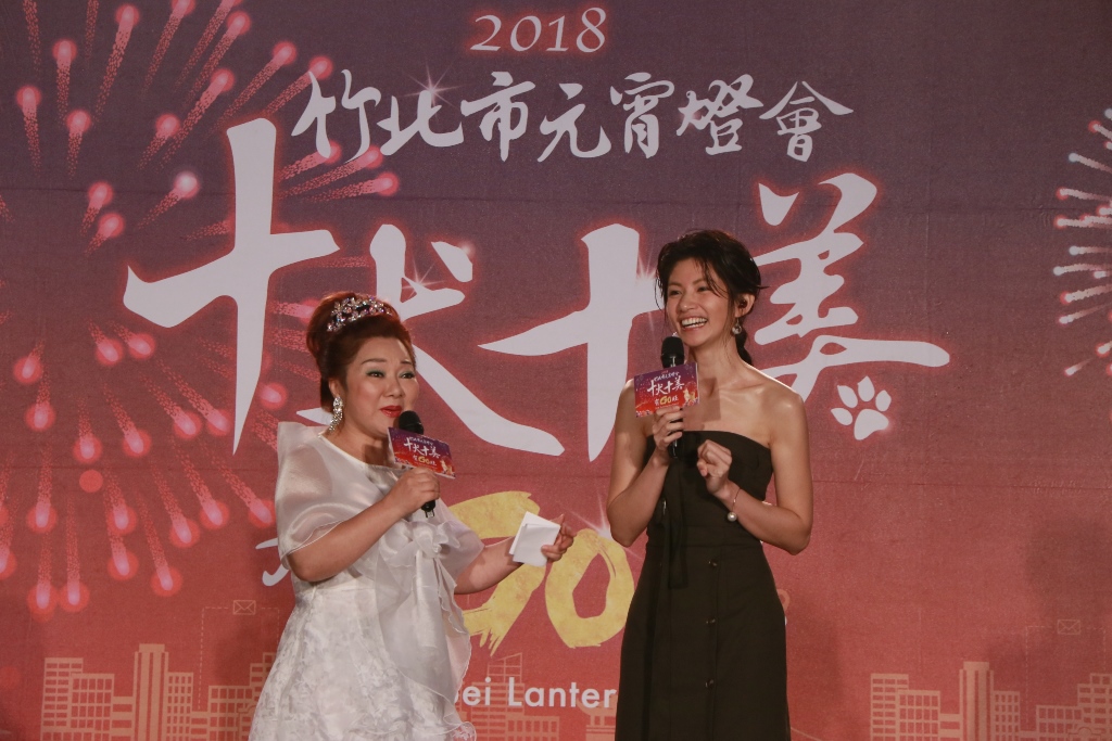 李千娜（右）在台上接受訪問透露爸爸不喜歡他唱歌當歌手，但如今卻是他忠實歌迷。