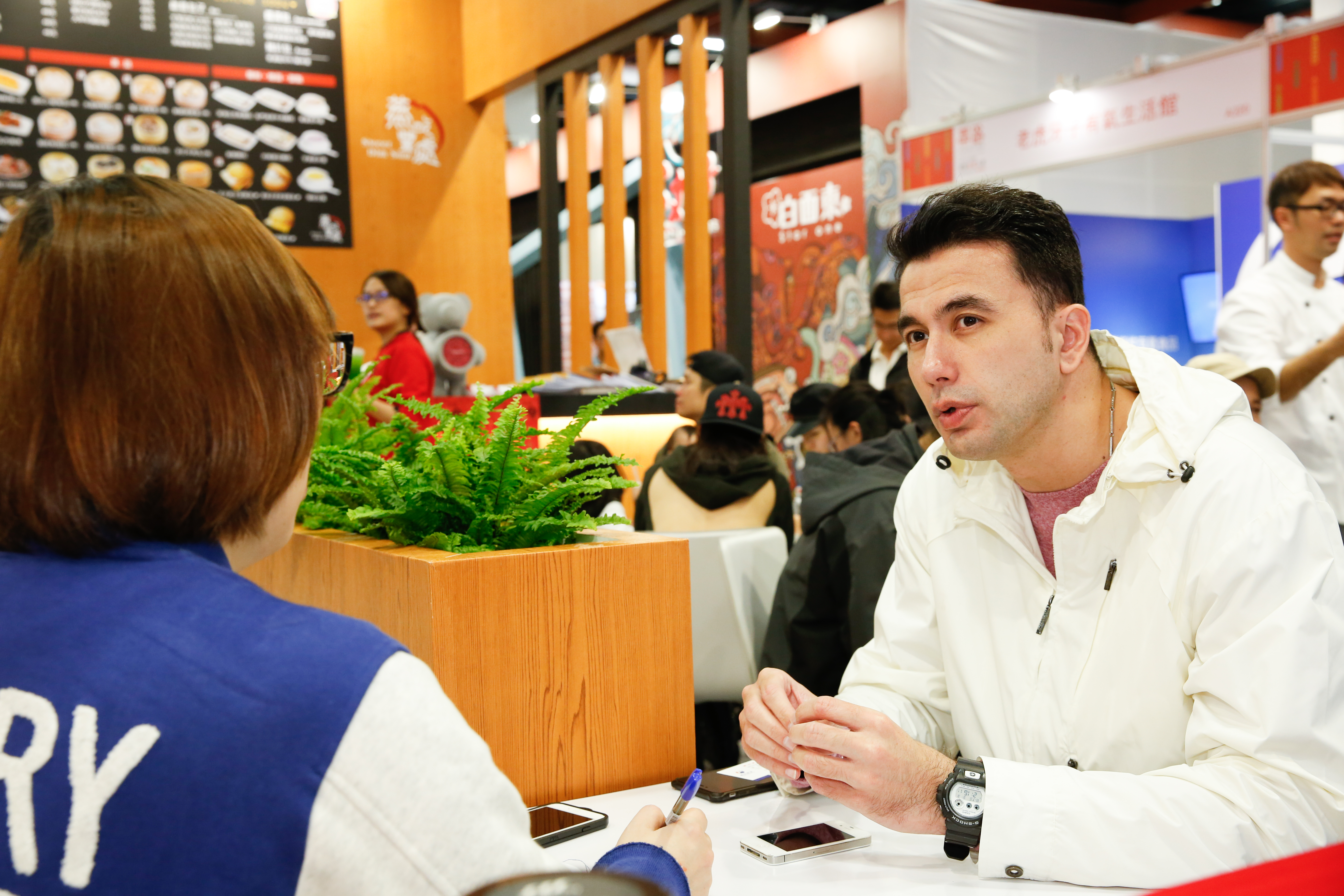 黃志瑋經營3年的餐飲副業近日進行加盟活動，身為老闆的他在展場招呼客人。