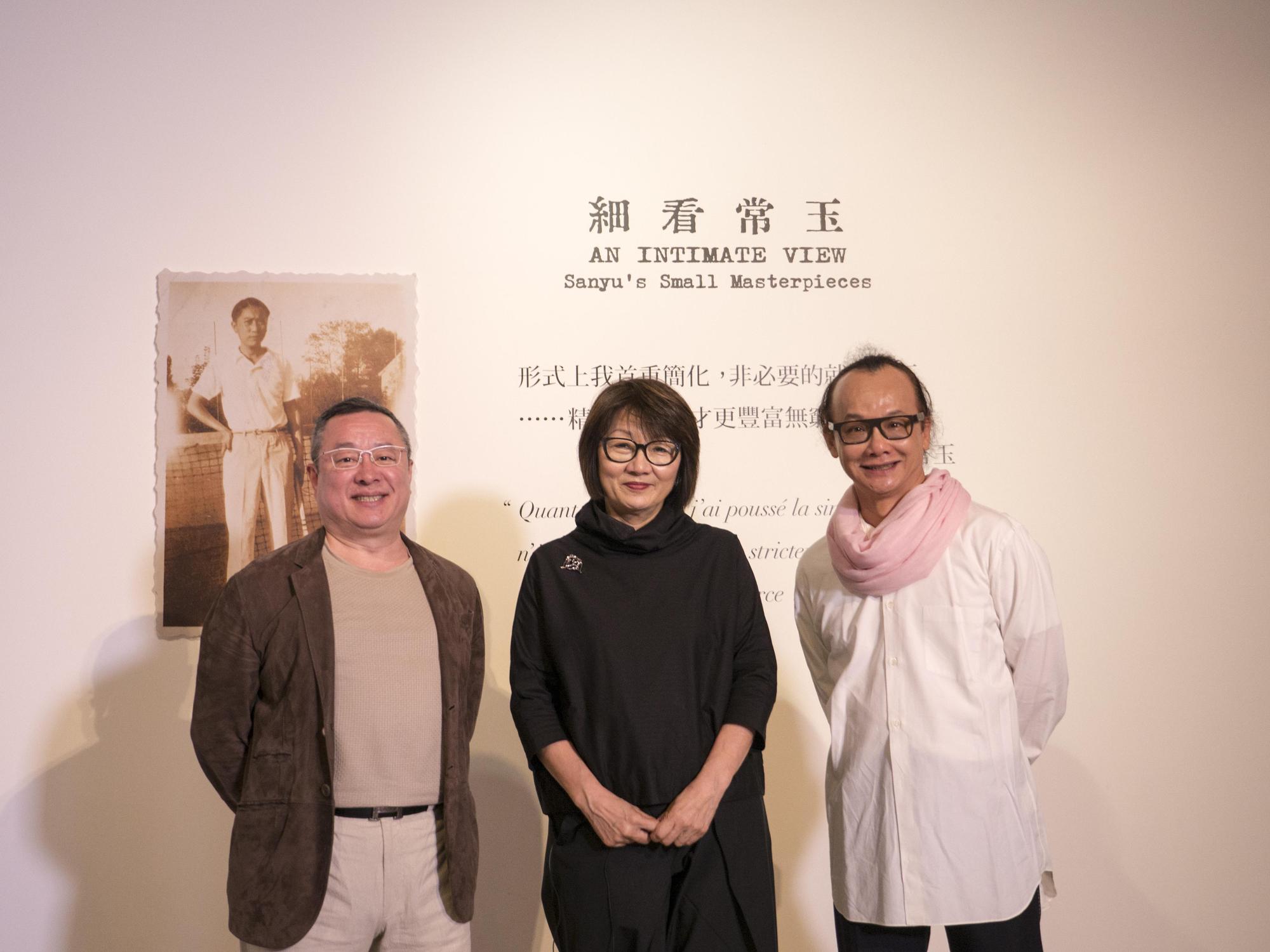 「細看常玉」展覽由立青文教基金會董事長衣淑凡(中)與收藏家施俊兆(左),姚謙(右)共同策展。(誠品畫廊提供)