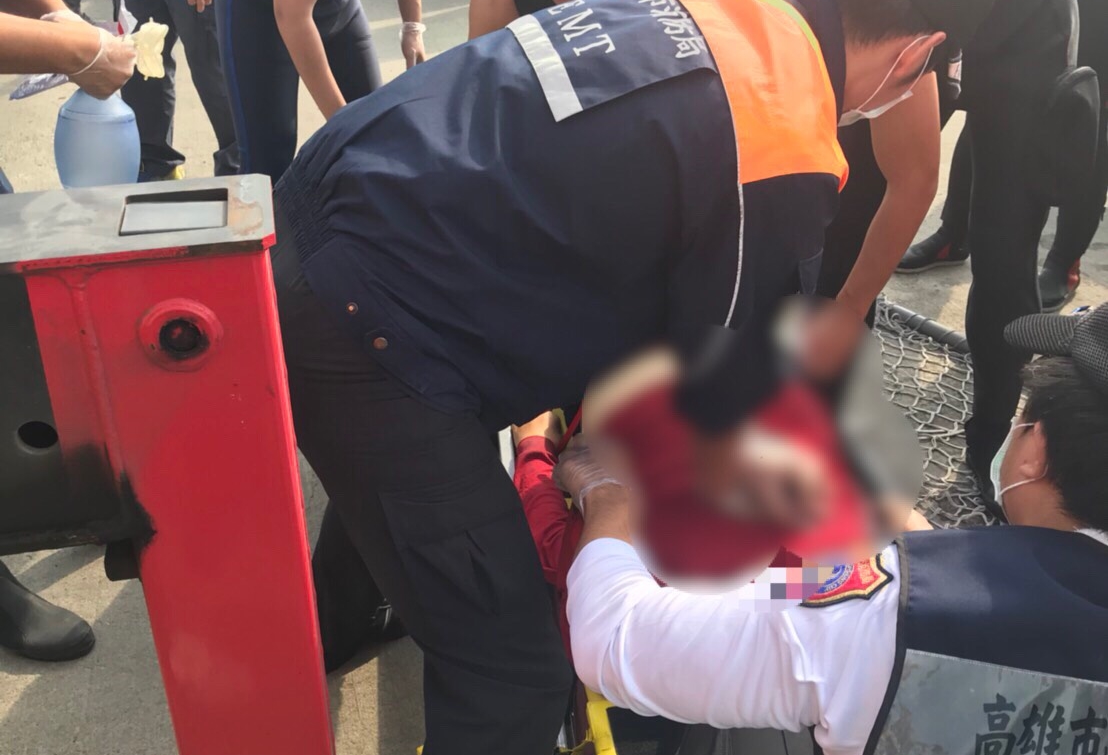 搶救上岸的蕭男已無生命跡象，警消還是施以CPR急救。（警消提供）