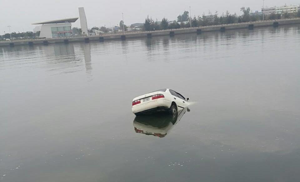 開槍殺人後死意堅決,蕭嫌開車投海前丟下700元,要求釣客幫忙報警。(警消提供)