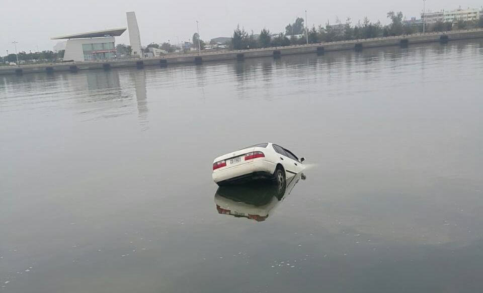 開槍殺人後死意堅決，蕭嫌開車投海前丟下700元，要求釣客幫忙報警。（警消提供）