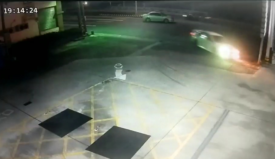 白車疑似閃車,鑽進加油站騎上加油島,這下賠大了。(警消提供)