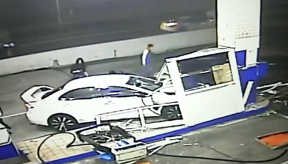 白車衝撞完全沒煞車，高速衝撞柴油加油島，一旁洗貨車駕駛逃過一劫。（警消提供）