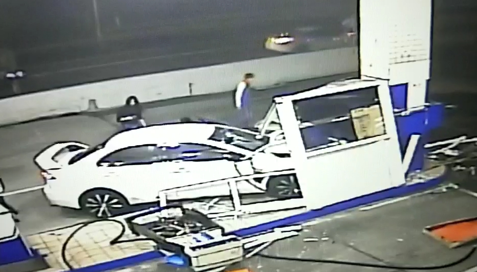 白車衝撞完全沒煞車，高速衝撞柴油加油島，一旁洗貨車駕駛逃過一劫。（警消提供）