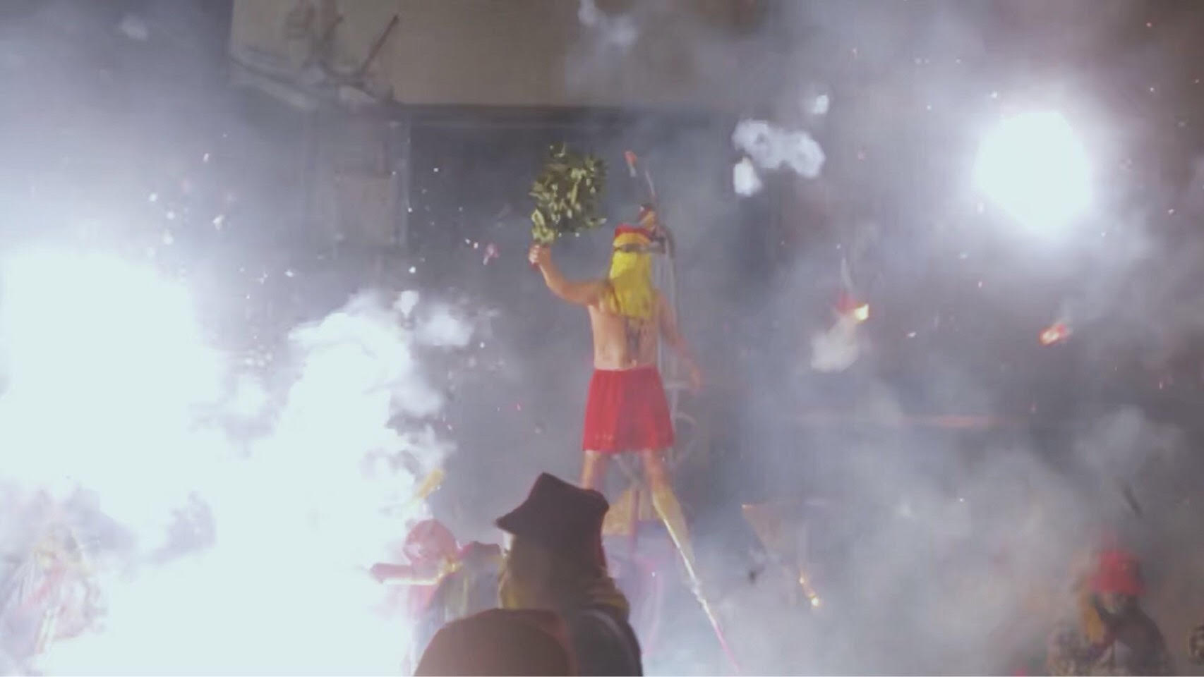 鬧元宵最具視覺震撼力的「炸寒單」日前在台東市玄武堂前首炸！