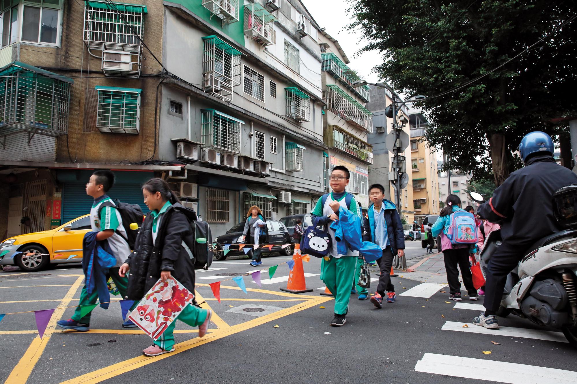 除了細看屋況以外，周邊的生活機能也別忽視，例如學校、市場等，先為第一印象打分數。