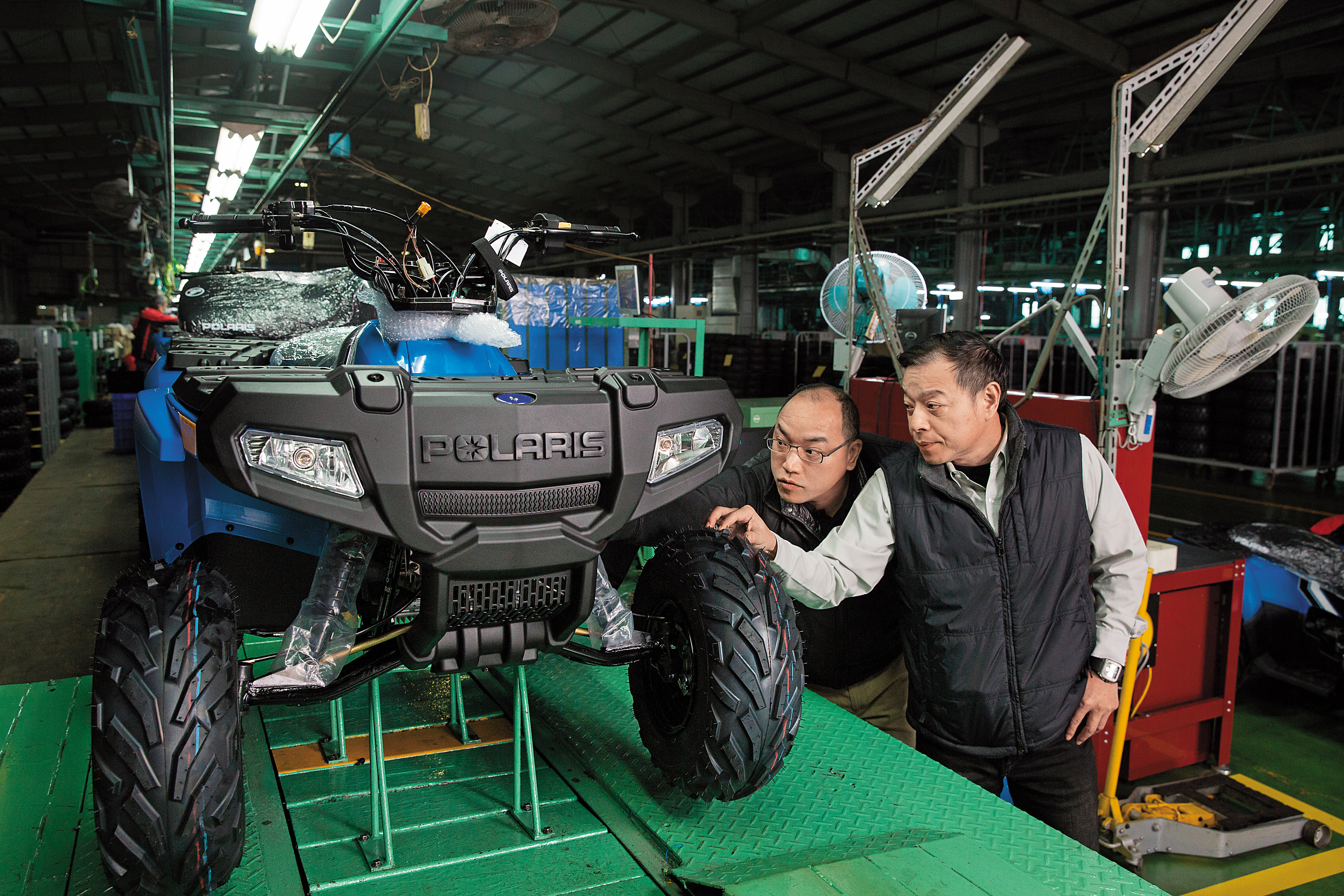 鍾杰霖（右）父親早年以做機車塑膠配件起家，3個兒子都在工廠長大，經驗豐富，目前鍾杰霖的二弟鍾登凱（左）在宏佳騰擔任副總，負責處理工廠端業務。