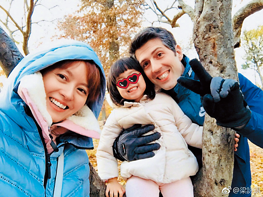 梁詠琪2011年與拍拖半年的西班牙籍丈夫Sergio成婚，兩人育有1女Sofia。（翻攝自梁詠琪微博）