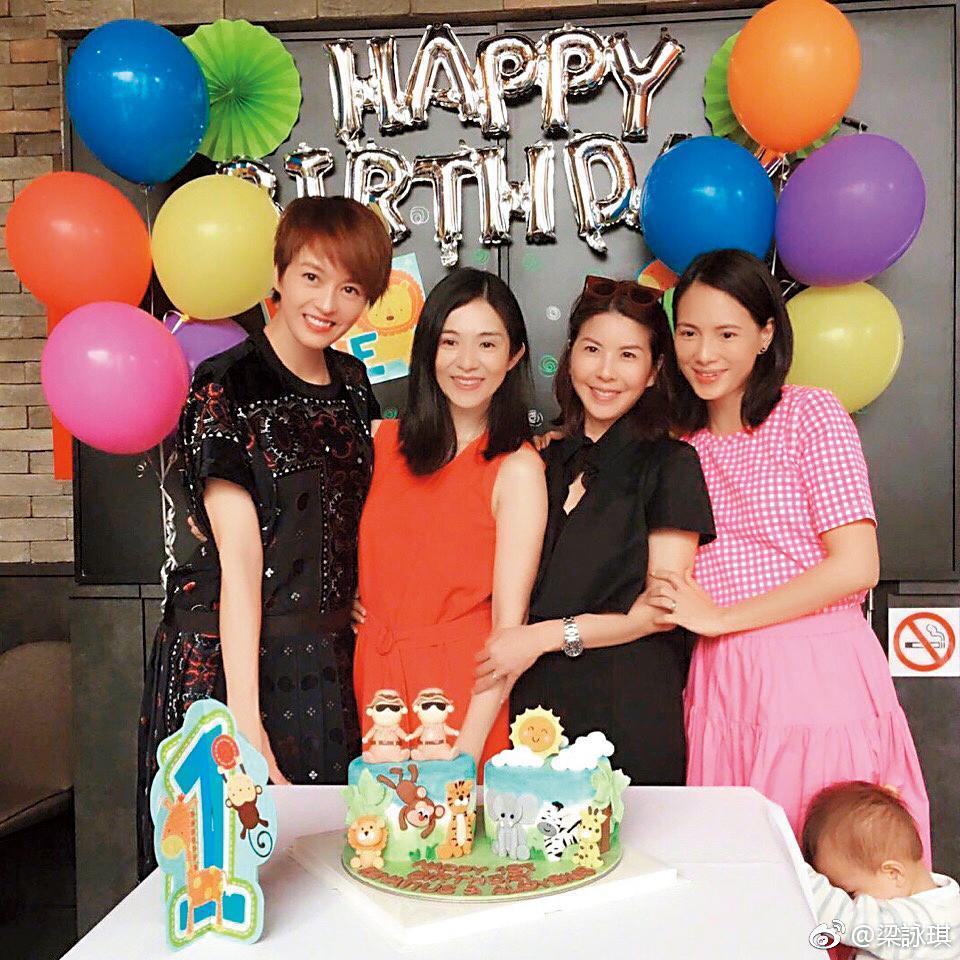 上個月，梁詠琪（左起）為了好友楊采妮雙胞胎兒子1歲生日，與好友許茹芸、李心潔特地飛到新加坡提前慶生。（翻攝自梁詠琪微博）