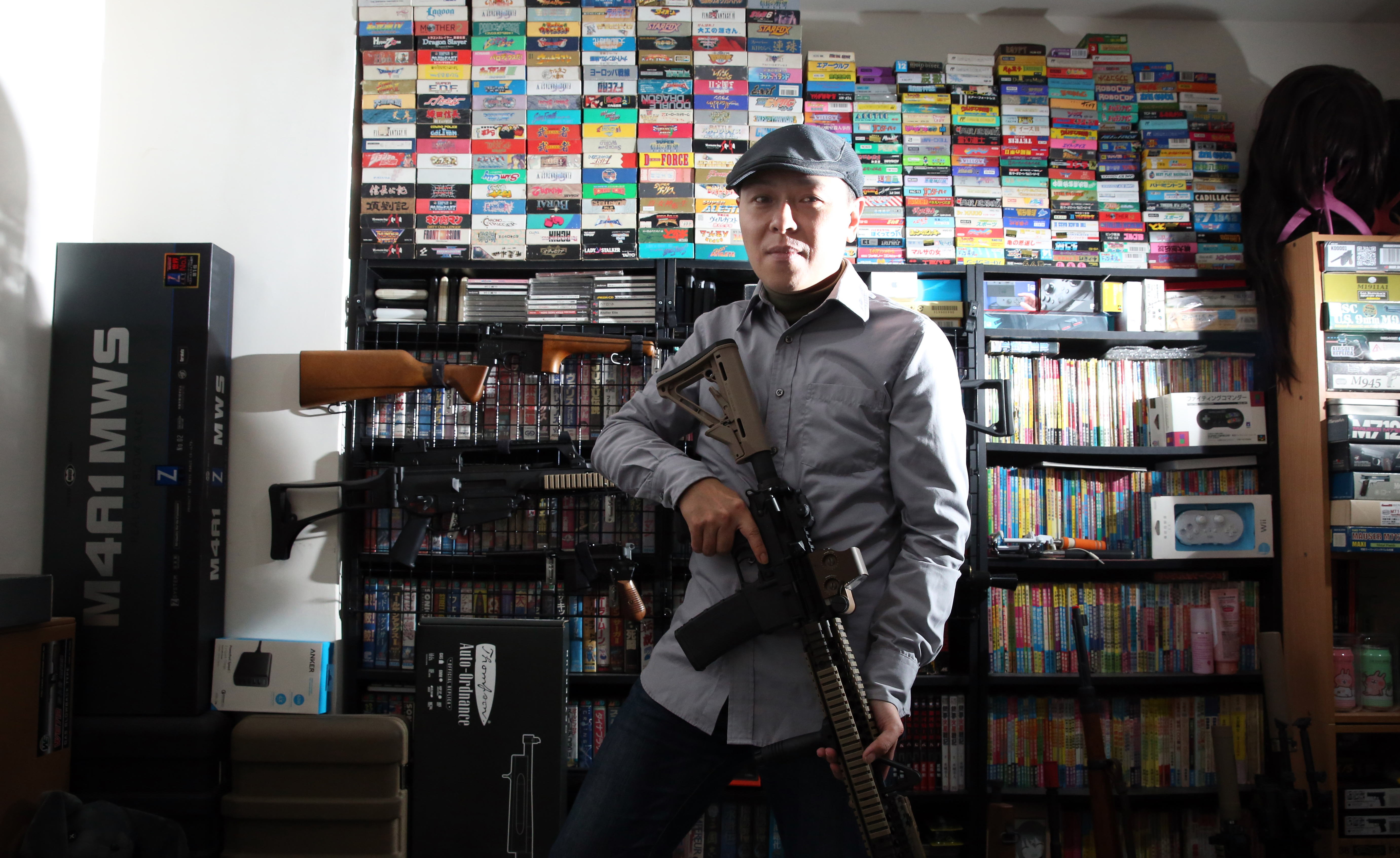 神樂坂雯麗興趣廣泛，房間全是他的收藏，背後牆上是遊戲卡帶和攻略本，手上的玩具槍是他最近迷上的新嗜好。