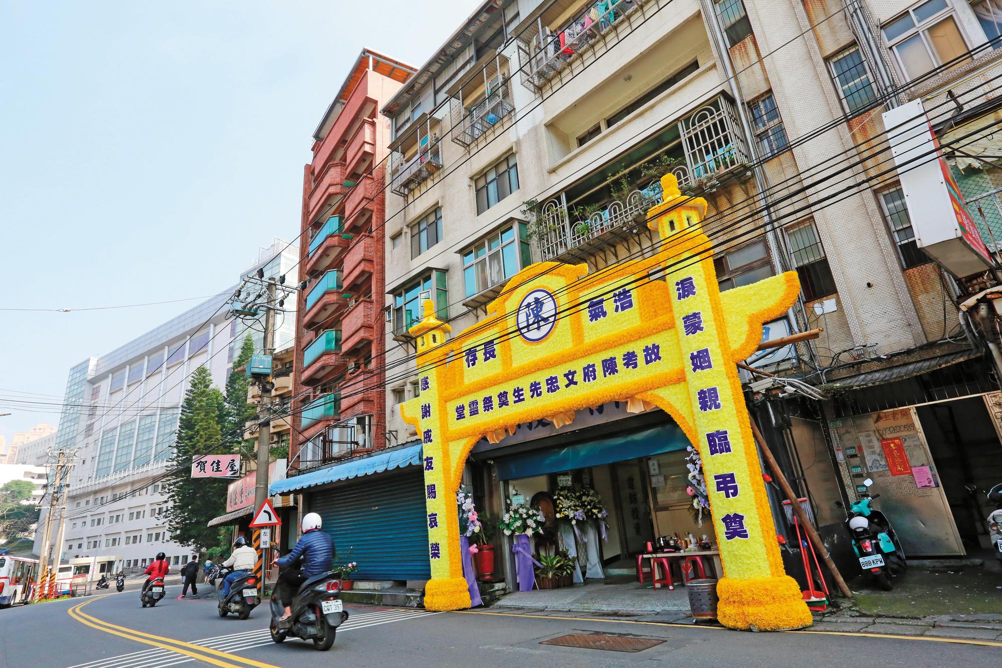 陳文忠靈堂設在淡水學府路上,門口隨時有黑衣人把守,以防仇家上門。