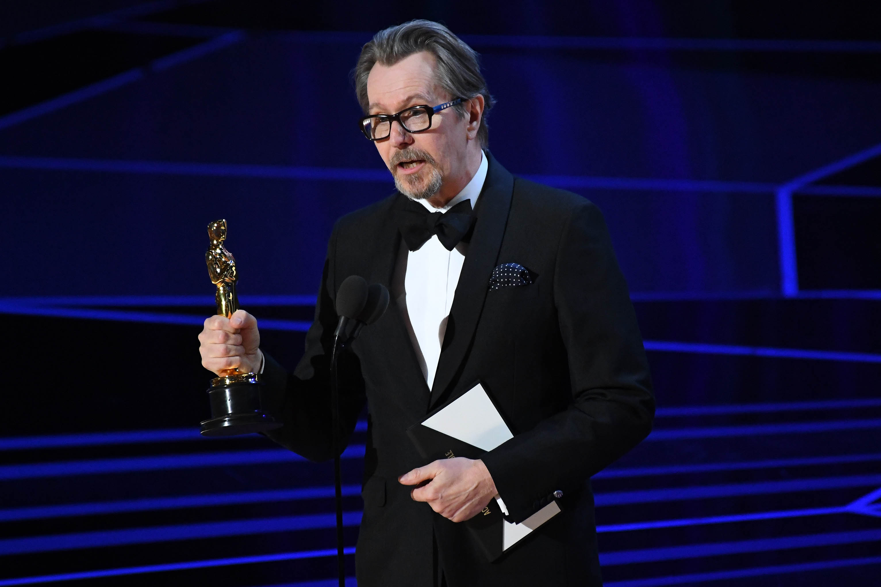 蓋瑞歐德曼封帝之路漫長，拿獎之後，他還祝自己的母親生日快樂。（東方IC）